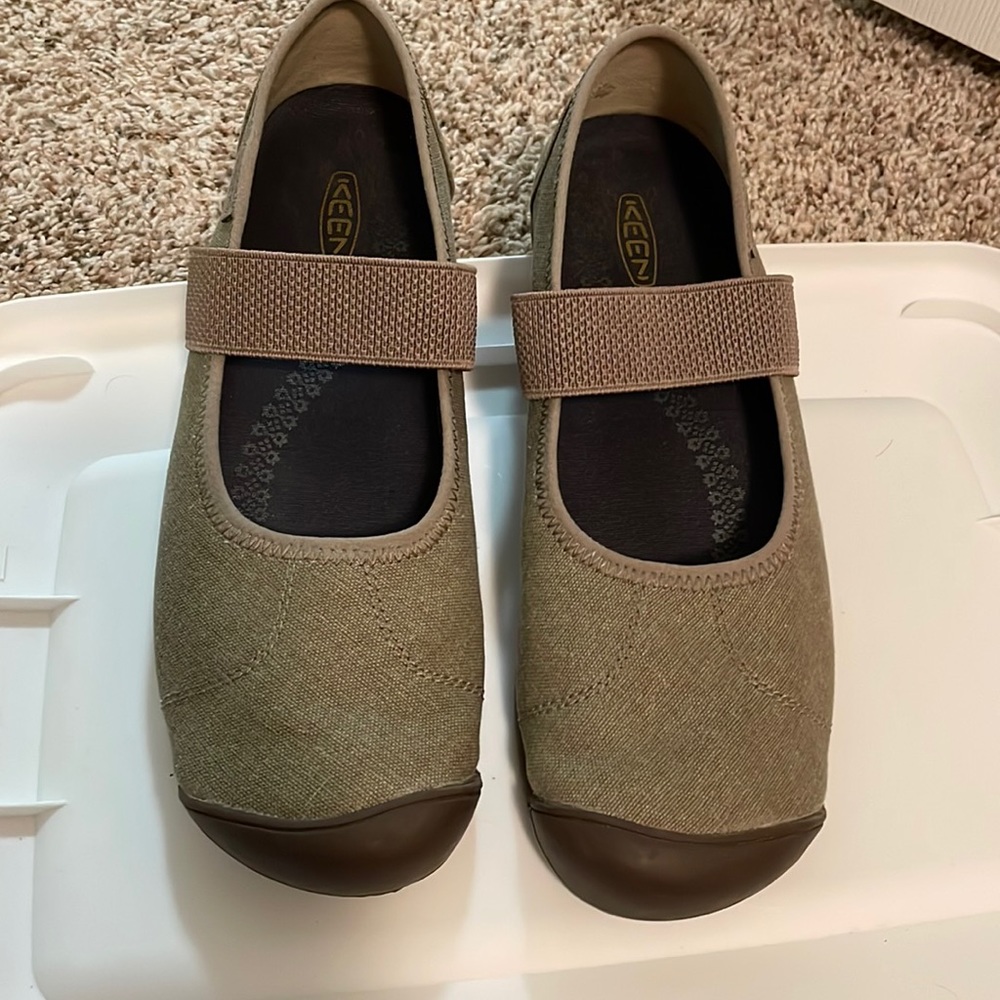 Keen Mary Jane Canvas womens slip on shoes. S 10
